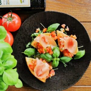 Bruschetta con prosciutto crudo